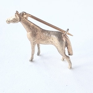 Vintage mid 20th C. gold on silver realistic horse brooch. NR/1038
