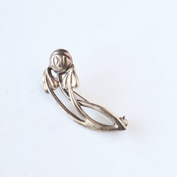 Charles Rennie Macintosh design sterling silver rose brooch. KL/1291