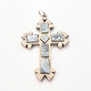 Mittleres viktorianisches Schottenkreuz aus Sterlingsilber und gebändertem Achat, antik. KIR / 1849