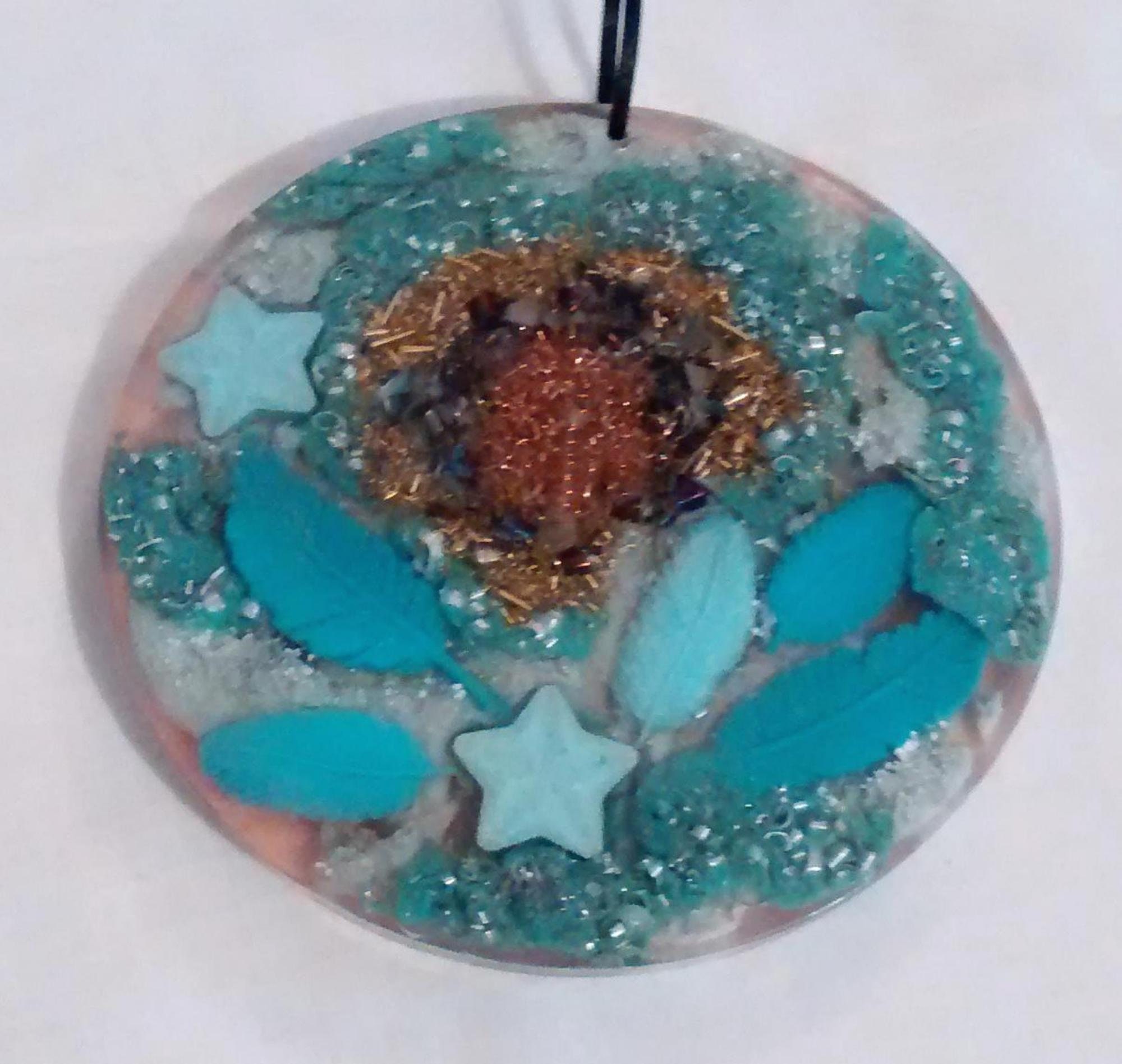 Orgonite, Suspension Décorative Ronde 15, 5 cm Vert Turquoise, Motifs Étoiles et Plumes
