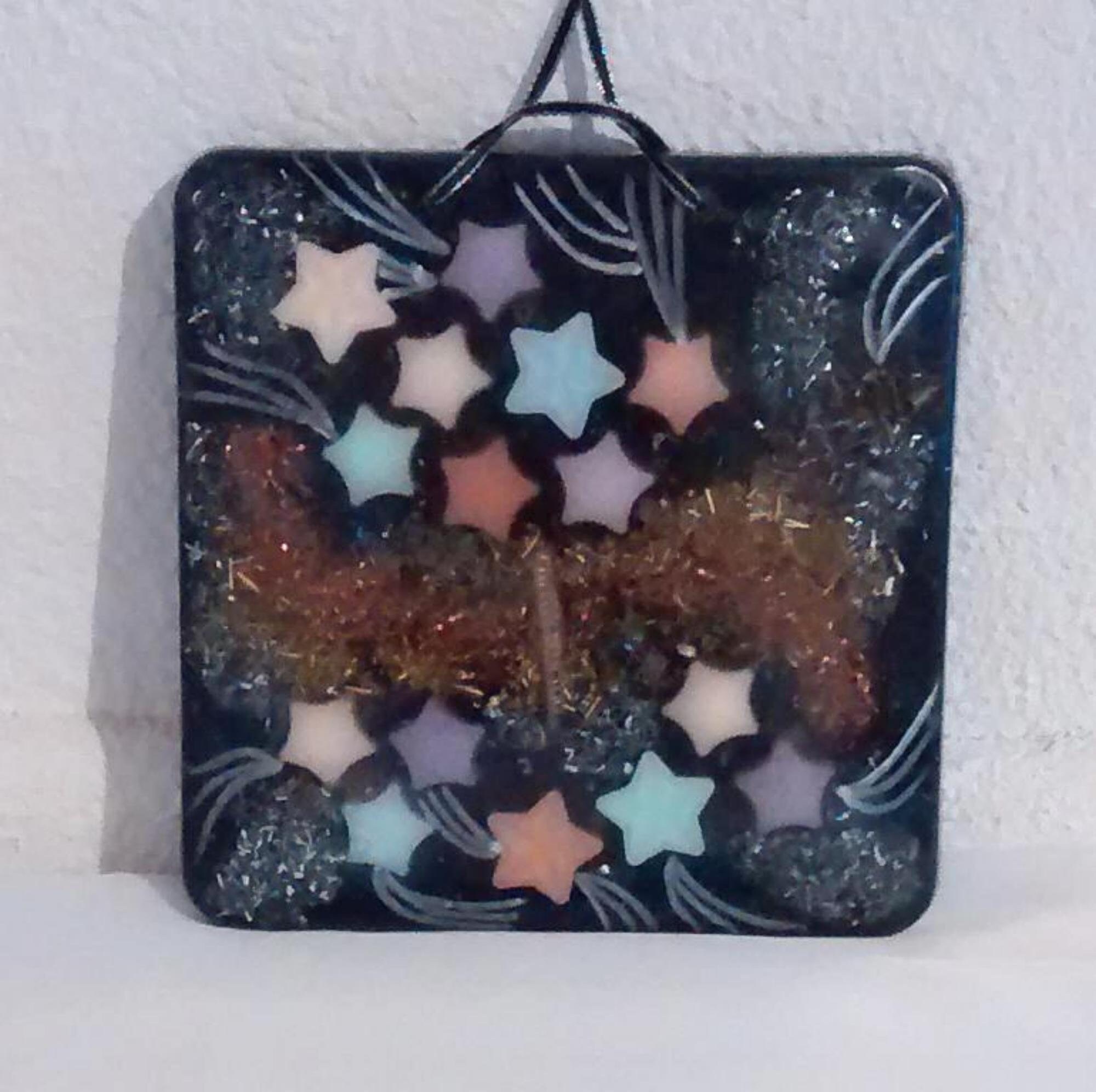 Orgonite, Suspension Décorative Carrée 18, 5 cm Bleue Foncée, Motifs Étoiles Multicolores et Gravure