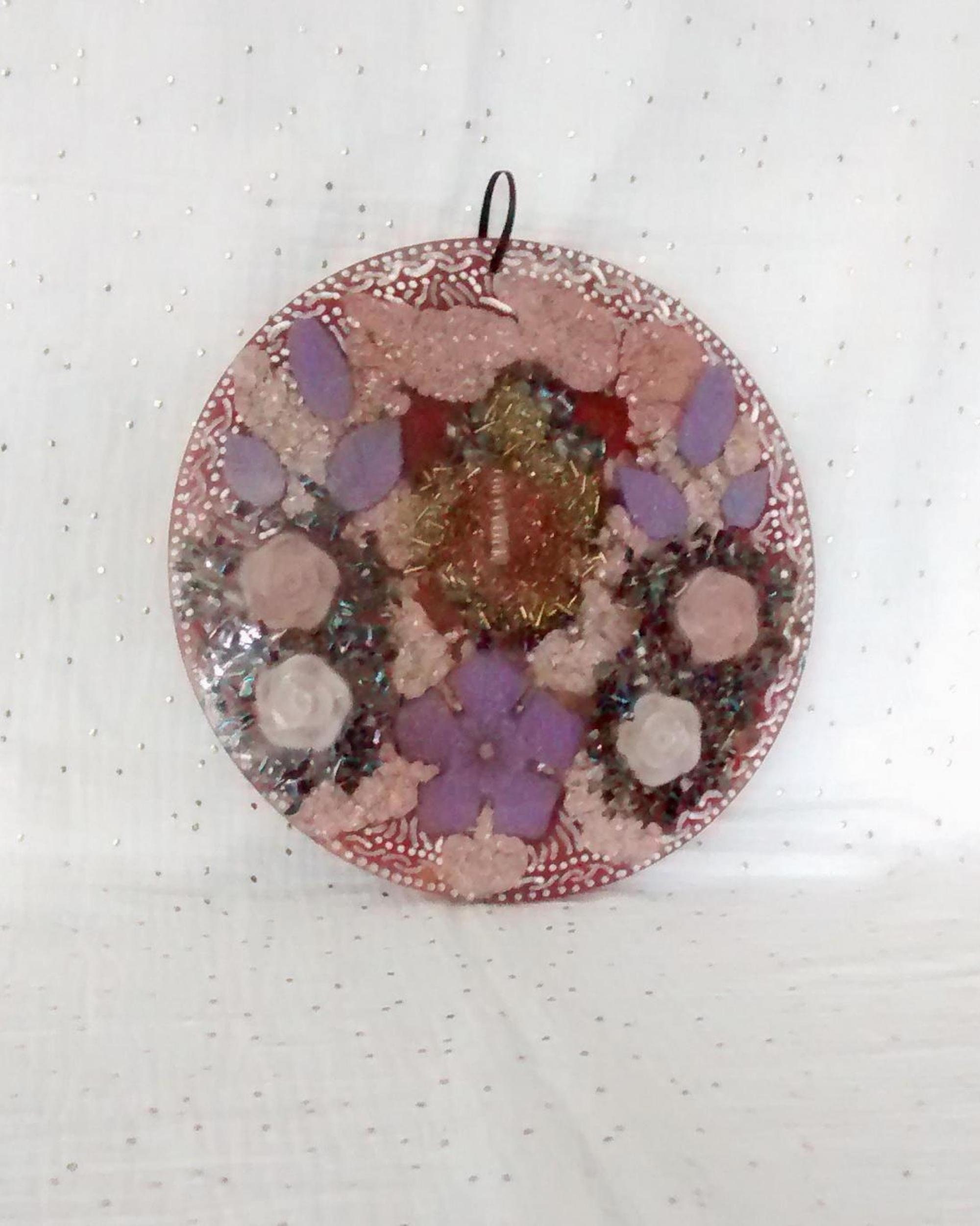 Orgonite, Suspension Décorative Ronde 21, 5 cm, Inclusions Florales et Gravure, avec Anomalie