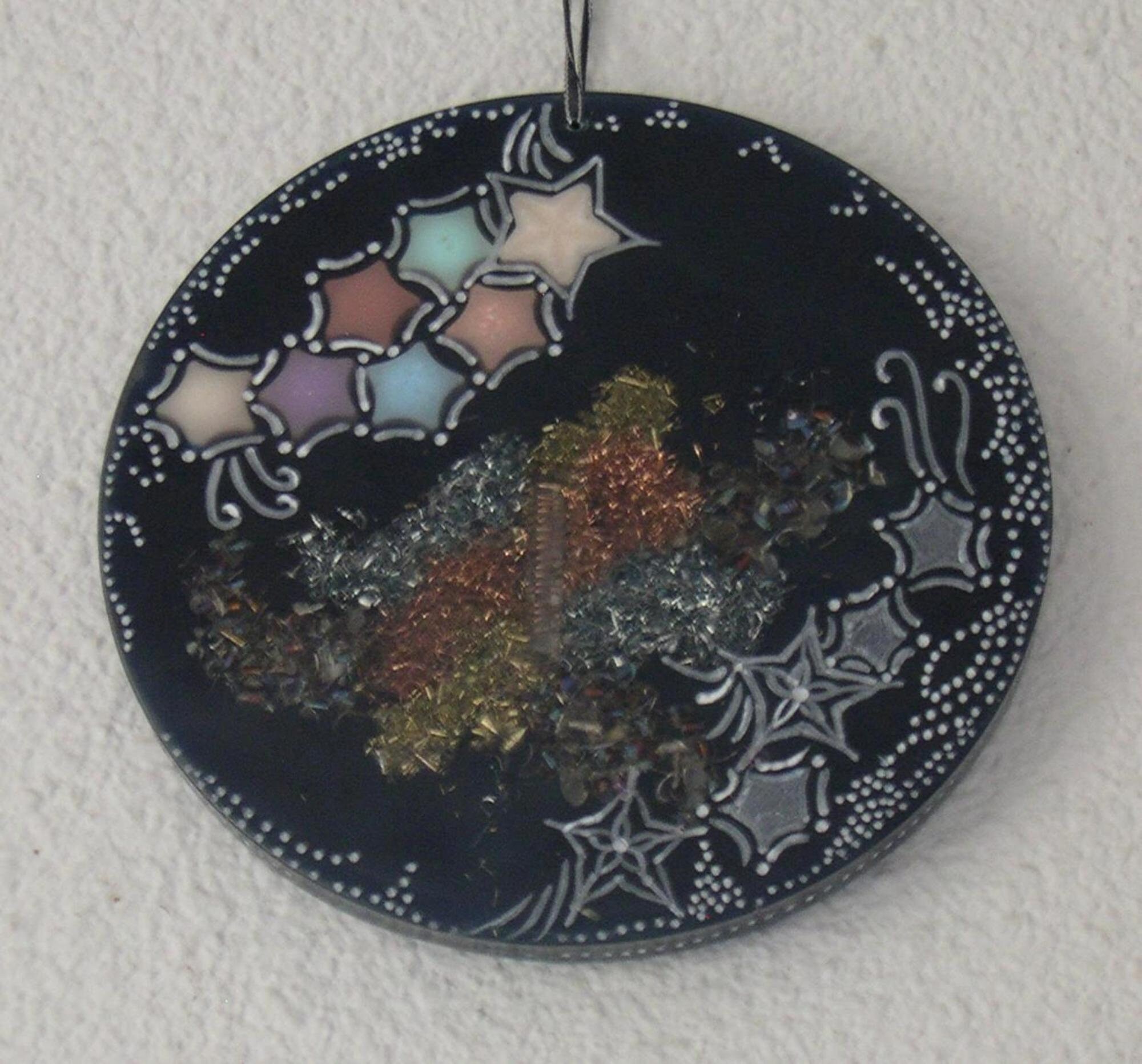Orgonite, Suspension Décorative Ronde 21, 5 cm Bleue Nuit, avec Inclusion Étoiles Multicolores et Gr