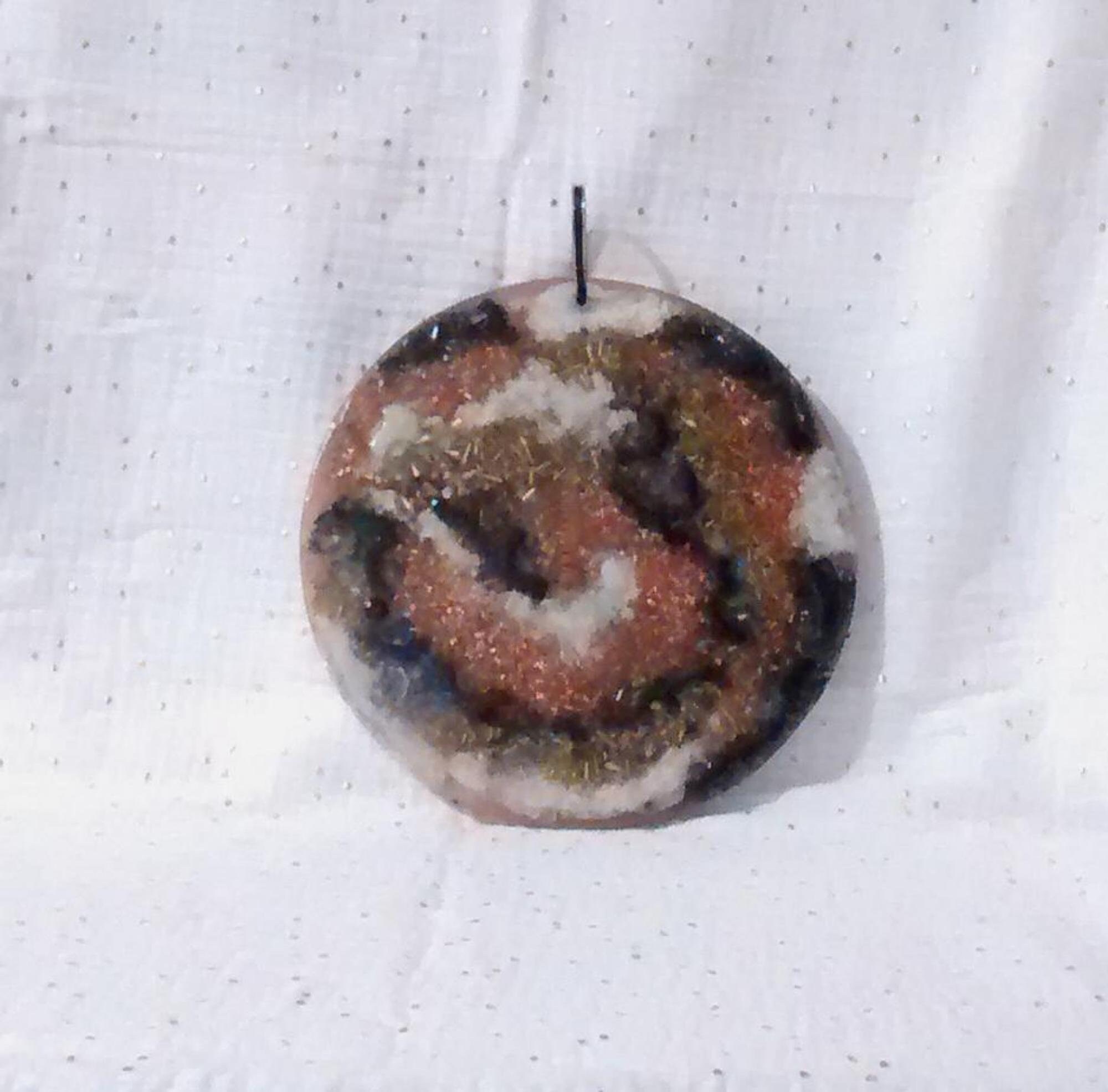 Orgonite, Suspension Décorative Ronde 18 cm avec Peinture à La Résine Noire et Blanche