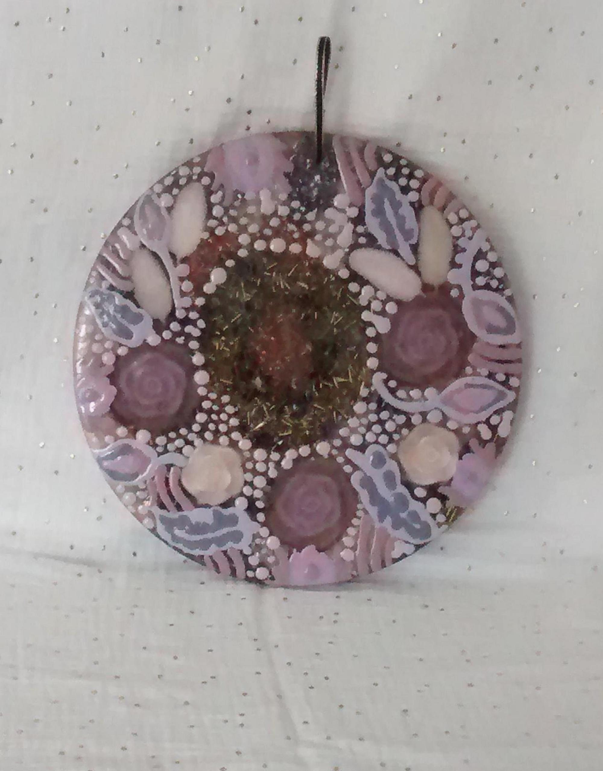 Orgonite, Suspension Décorative Ronde 21, 5 cm Tons Roses, avec Inclusions et Peinture à La Résine