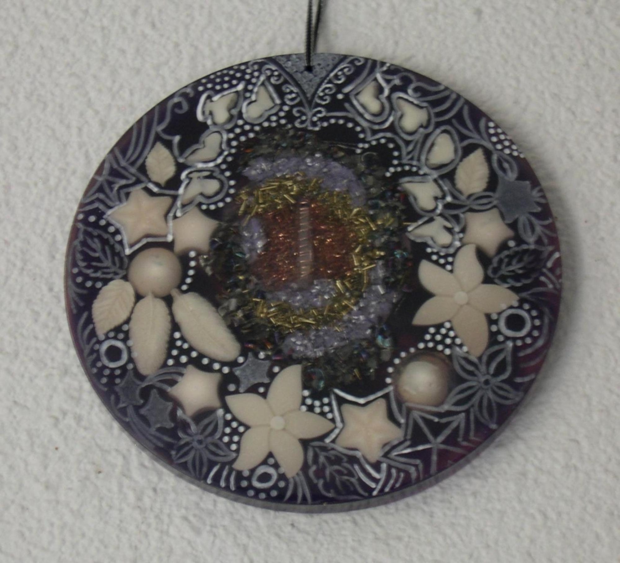 Orgonite, Suspension Décorative Ronde 21, 5 cm Violette, avec Diverses Inclusions Blanches et Gravur