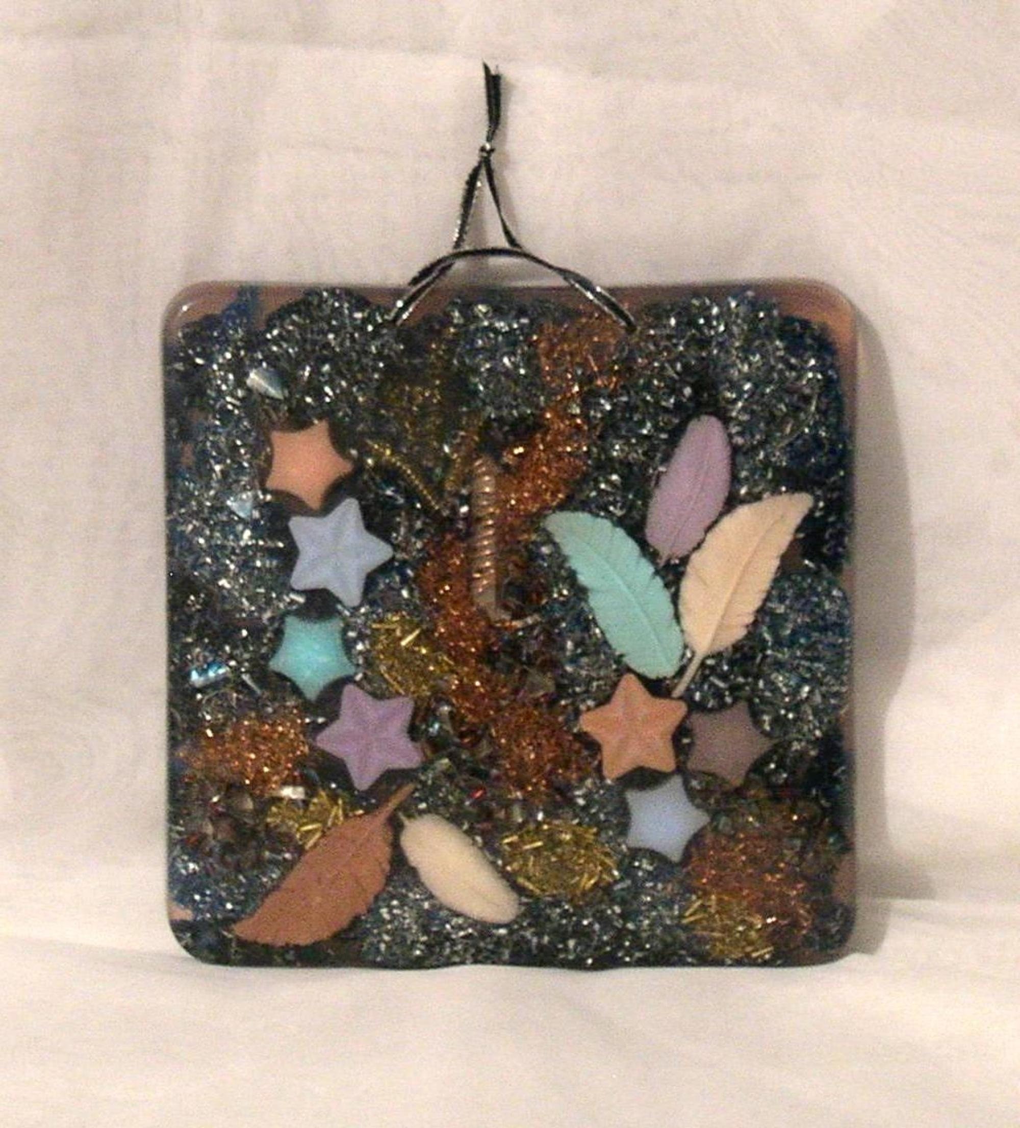 Orgonite, Suspension Décorative Carrée 18, 5 cm Bleue Foncée, Motifs Plumes et Étoiles Multicolores