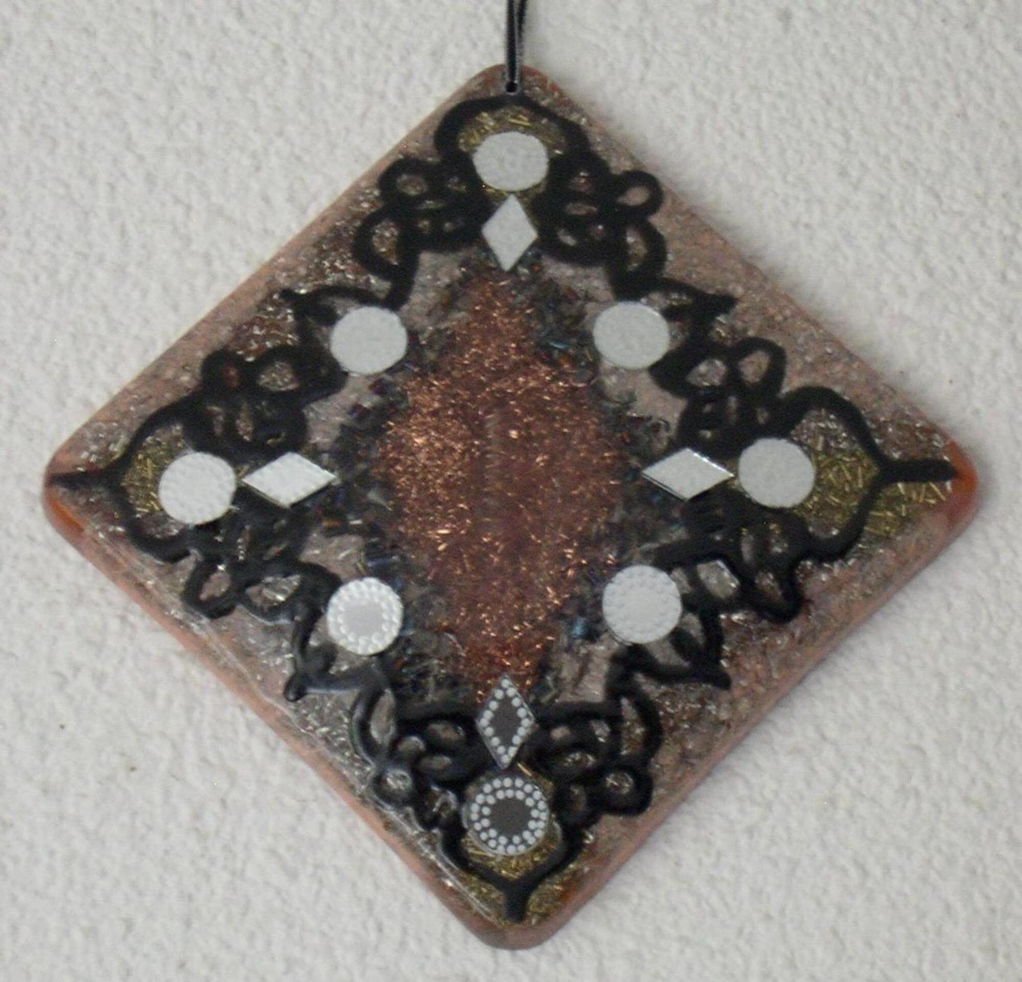 Orgonite, Suspension Décorative Losange 24, 5 cm, avec Miroirs Gravés et Peinture à La Résine