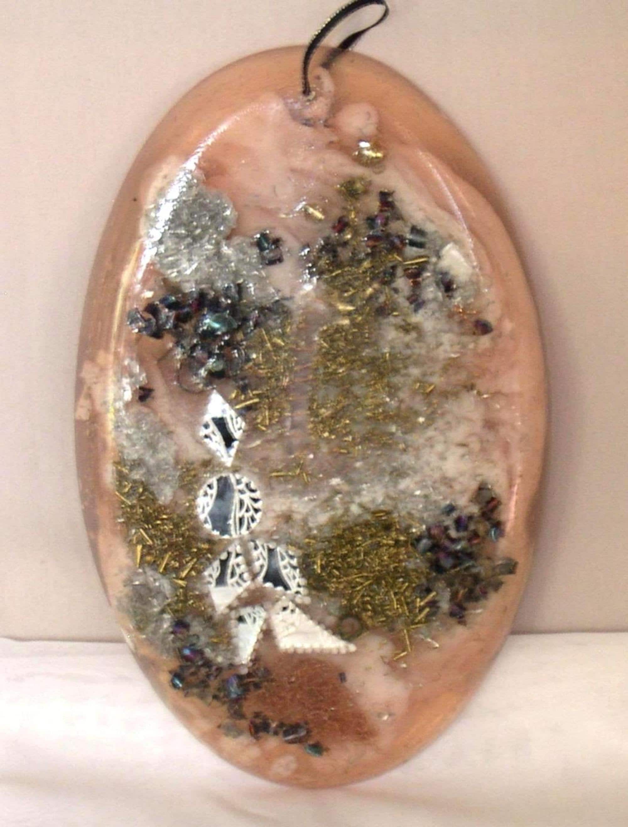 Orgonite, Suspension Décorative Ovale 23, 5 cm Tons Blancs et Rosés, avec Miroirs Gravés