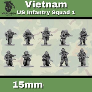 Peut inclure: Ensemble de 10 figurines miniatures grises représentant l'US Infantry Squad 1 de la guerre du Vietnam. Chaque figurine, d'environ 1,5 cm de haut, tient un fusil. Les figurines sont sur un fond de camouflage. Le texte "Vietnam US Infantry Squad 1" est en haut.