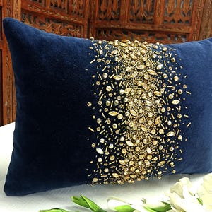Funda de almohada de terciopelo azul marino, cojín de sofá adornado con cuentas doradas y cristales.