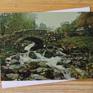 Ashness Bridge Greeting Card | Brytyjska fotografia krajobrazowa Notecard | Pusta karta Lake District UK | Malowniczy widok Fotograficzna pocztówka