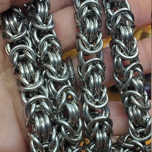 Cadena o collar de acero inoxidable súper grueso, resistente y duradero.