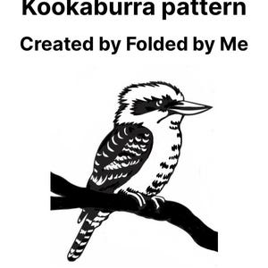 Peut inclure: Illustration en noir et blanc d'un kookaburra perché sur une branche. L'image est intitulée "Kookaburra pattern" et "Créé par Folded by Me".