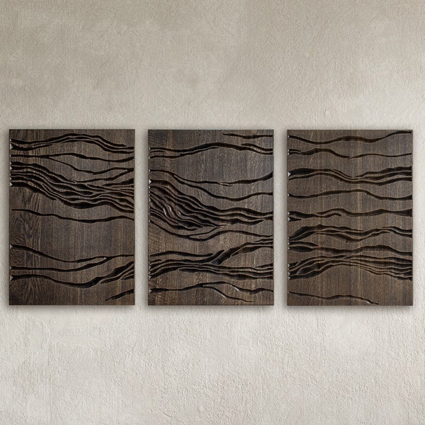 Triptyque en chêne, lot de 3 panneaux de 68 x 50 cm chacun, décor gravé. Design élégant, grande oeuvre d'art moderne en bois. Une promenade dans les nuages, couleur ébène.