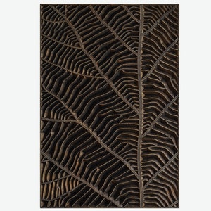 Pode incluir: Painel retangular de madeira castanha escura com um desenho de folha esculpida. O padrão intrincado apresenta uma veia central com linhas radiais e detalhes curvos em forma de onda, criando uma estética texturizada e orgânica. O painel é provavelmente uma decoração de parede.