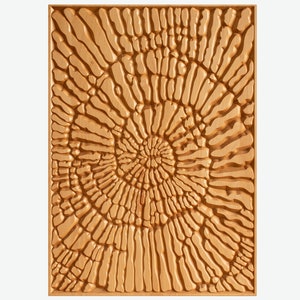 Peut inclure: Une œuvre d'art murale en bois avec un motif circulaire texturé dans des tons de brun. Le motif ressemble à un soleil levant ou à une fleur.