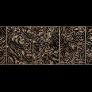 Pode incluir: Uma obra de arte de parede de seis painéis com um padrão orgânico repetitivo. O design apresenta uma série de linhas fluidas em forma de onda em tons de castanho e preto, criando um efeito topográfico texturizado. Os painéis estão dispostos horizontalmente.