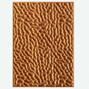 Peut inclure: Une sculpture murale en bois avec une surface texturée. La surface est composée d'un motif répétitif de lignes et de courbes en relief.