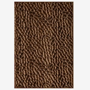 Peut inclure: Une œuvre d'art murale rectangulaire en bois brun avec un motif texturé en forme de vagues. L'œuvre présente une série de lignes verticales ondulées qui créent une sensation de profondeur et de mouvement. L'ensemble est encadré d'une bordure simple, marron foncé.
