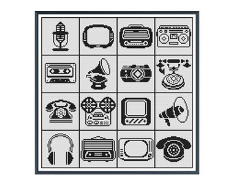 Może przedstawiać: Czarno-biała ilustracja pikselowa przedstawiająca ikony vintage'owej technologii, w tym mikrofon, telewizor, radio, kasetę, gramofon, aparat fotograficzny, telefon tarczowy, magnetofon szpulowy, megafon, słuchawki i wiele innych.