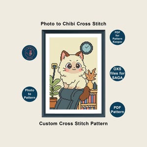 Könnte beinhalten: Ein gerahmtes Kreuzstichmuster mit einer Cartoon-Katze auf einem Stuhl. Das Bild enthält eine Uhr, eine Pflanze und ein Bücherregal. Der Text lautet "Photo to Chibi Cross Stitch" und "Custom Cross Stitch Pattern".