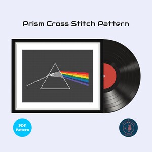 Puede incluir: Un patrón de punto de cruz en blanco y negro de un prisma con un arcoíris de colores. El patrón está enmarcado en un marco negro y está acompañado por un disco de vinilo negro y un círculo azul con el texto "PDF Pattern".