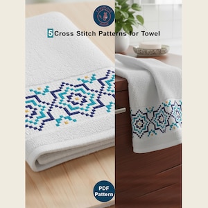 Può includere: Asciugamano bianco con un motivo geometrico a punto croce in verde acqua, blu navy e giallo. Il testo "5 Cross Stitch Patterns for Towel" è visibile. L'asciugamano è piegato ed esposto su una superficie di legno.