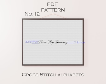 Może przedstawiać: Wzorzec haftu krzyżykowego w ramce z tekstem "Never Stop Dreaming" i liczbą ściegów "22 STITCH" i "7 STITCH". Wzór jest do haftu krzyżykowego alfabetów.