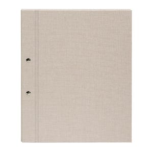 Könnte beinhalten: Ein rechteckiges Fotoalbum oder ein Ordner, der mit einem hellbeigen, strukturierten Stoff bezogen ist. Die linke Seite weist einen vertikalen Buchrücken auf, der mit zwei sichtbaren silberfarbenen Metallschrauben befestigt ist.