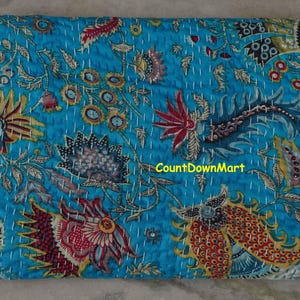Peut inclure: Textile turquoise rectangulaire avec un motif floral rouge, jaune et orange. Le motif comprend des fleurs et des feuilles stylis&eacute;es, avec des coutures blanches. Le texte "CountDownMart" est visible.