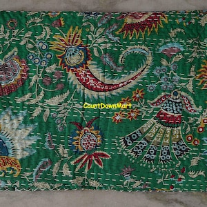 Peut inclure: Textile vert avec un motif floral vibrant aux accents rouges, bleus et jaunes. Le motif comprend de grandes formes de cachemire et des &eacute;l&eacute;ments botaniques d&eacute;taill&eacute;s. Le textile est cousu &agrave; la main avec du fil blanc, et le texte "CountDownMart" est visible.