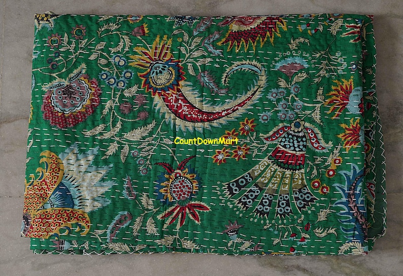 Peut inclure: Textile vert avec un motif floral vibrant aux accents rouges, bleus et jaunes. Le motif comprend de grandes formes de cachemire et des &eacute;l&eacute;ments botaniques d&eacute;taill&eacute;s. Le textile est cousu &agrave; la main avec du fil blanc, et le texte "CountDownMart" est visible.