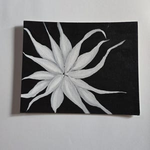 Zwart-wit schilderij dahlia: 8 x 10 inch originele acryl bloemsierkunst