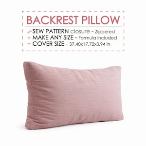 Op de afbeelding: Een stoffig roze rugkussen met een getextureerd oppervlak. Het kussen heeft een rechthoekige vorm en is voorzien van het label "BACKREST PILLOW". De tekst bevat ook "SEW PATTERN closure - Zippered" en "COVER SIZE - 95x45x10 cm".