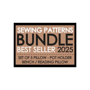 Op de afbeelding: Een rechthoekige afbeelding met een zwarte rand en een bruine achtergrond. De tekst luidt "SEWING PATTERNS BUNDLE BEST SELLER 2025" in wit en bruin. Daaronder staat "SET OF 5 PILLOW - POT HOLDER BENCH / READING PILLOW."