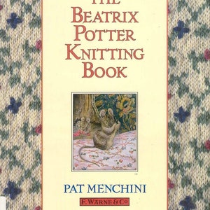 Puede incluir: El libro de tejido de Beatrix Potter por Pat Menchini. La portada presenta una ilustración de un ratón tejiendo. El título está en rojo, con el nombre del editor en la parte inferior. El fondo tiene un diseño estampado. Más de 50 tejidos.