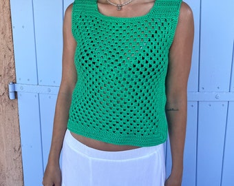Sommerlicher Chic: Handgehäkeltes Top in leuchtendem Grün - einzigartiges Design für trendbewusste Fashionistas
