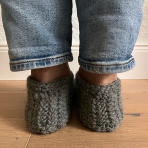 Selbstgehäkelte gemütliche Hausschuhe aus Wolle, personalisierte Pantoffeln, Herbst, Winter, Sofaschuhe, Kuschelig und warm