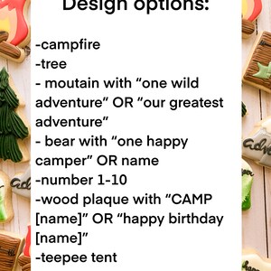 Puede incluir: Una colecci&oacute;n de galletas decoradas con tem&aacute;tica de campamento. Las galletas presentan im&aacute;genes de una fogata, un &aacute;rbol, una monta&ntilde;a, un oso, un n&uacute;mero uno y una placa de madera. El texto en las galletas dice "one", "camp", "Noah", "adventure", "happy" y "camper".