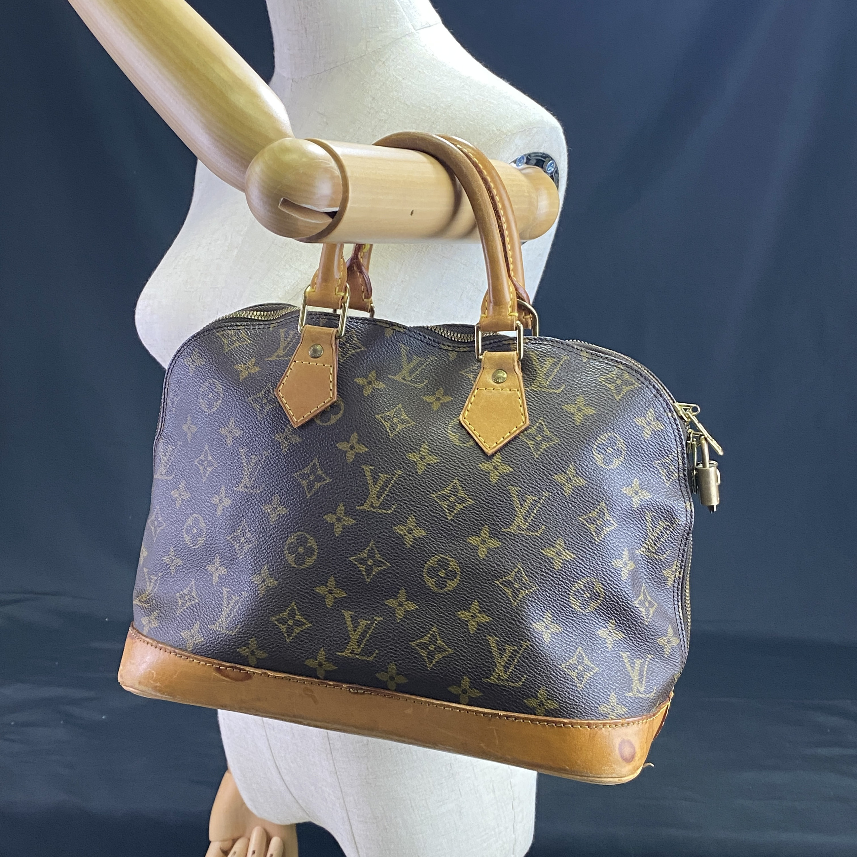 potlood Weerkaatsing Oppervlakte Louis Vuitton Alma schoudertas met een sleutel Bruin Monogram - Etsy België