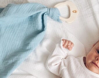 Natuurlijke esdoornhouten bijtring met mousseline doek | Handgemaakte houten speelgoedset voor pasgeborenen | Blauw