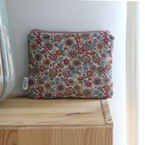 Borsa cosmetica trapuntata fatta a mano in cotone / Motivo floreale / Borsa da viaggio beige / Versione piccola