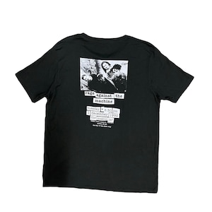 Könnte beinhalten: Schwarzes T-Shirt mit einem Schwarz-Weiß-Bild einer Band und dem Text "rage against the machine". Darunter steht "tuesday 8:30 pm 1 december 1992 the mason jar".