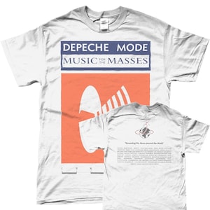 Könnte beinhalten: Weißes T-Shirt mit einem Grafikdruck des Depeche Mode-Albumcovers "Music for the Masses". Das Albumcover zeigt eine rote und weiße Grafik einer Satellitenschüssel. Die Rückseite des Shirts hat eine kleine Grafik einer Satellitenschüssel mit dem Text "Spreading the News around the World".
