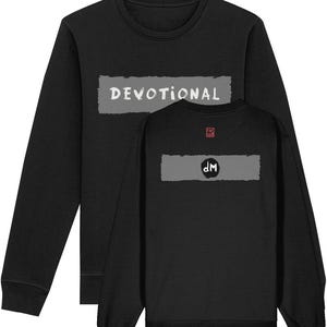 Op de afbeelding: Zwart sweatshirt met een witte afbeelding aan de voorkant met de tekst "DEVOTIONAL" en een grijze afbeelding aan de achterkant met de tekst "dM".