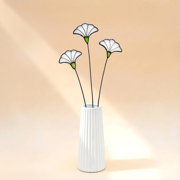 Vitral con flor silvestre blanca sobre un tallo - Rama única