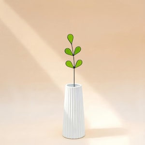 ステンドグラスの緑の葉が茎に付いています - 一本の枝