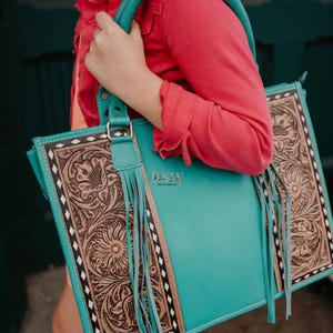 Bolso estilo western de piel color turquesa