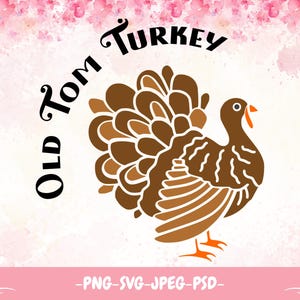 Puede incluir: Ilustraci&oacute;n de un pavo marr&oacute;n y blanco con el texto "Old Tom Turkey" en una fuente decorativa. El dise&ntilde;o incluye un fondo de acuarela rosa y blanco y las palabras "PNG-SVG-JPEG-PSD".